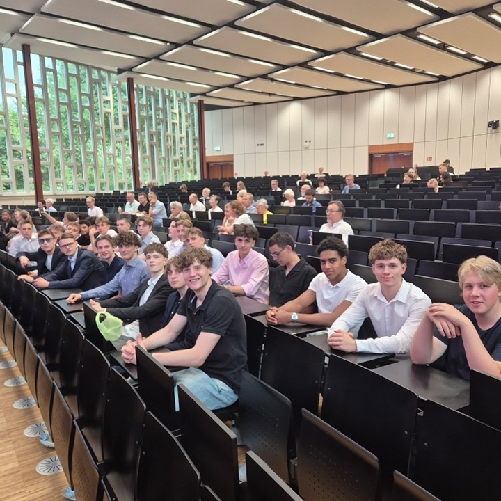 -06-30 Exkursion Uni Koeln IPW Gruppe Jungen Hoersaal